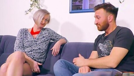 Deutsche Milf Verfuhrt Jungspund Auf Der Couch