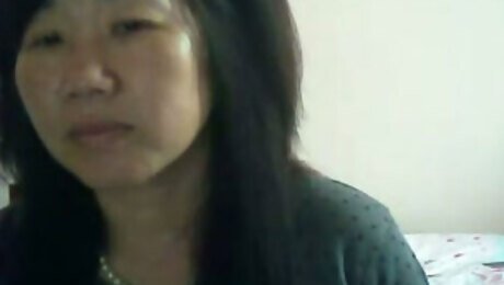 Elegant Chinese MILF flashes her titties for money on webcam