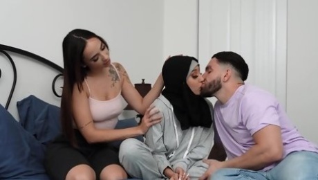 Arab in hijab asked stepsister to teach her to suck dick