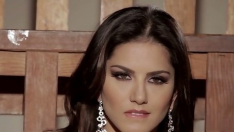 Sexploitress Sunny Leone performs her gorgeous curves