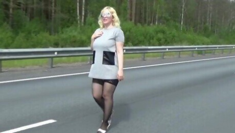 On the road, a hot MILF shows her pussy