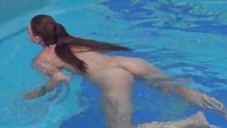 Underwater Show - brunette sex