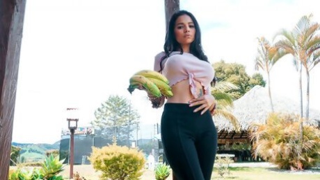 Sexy Latina Tastes Meaty Dick And Gets Fucked